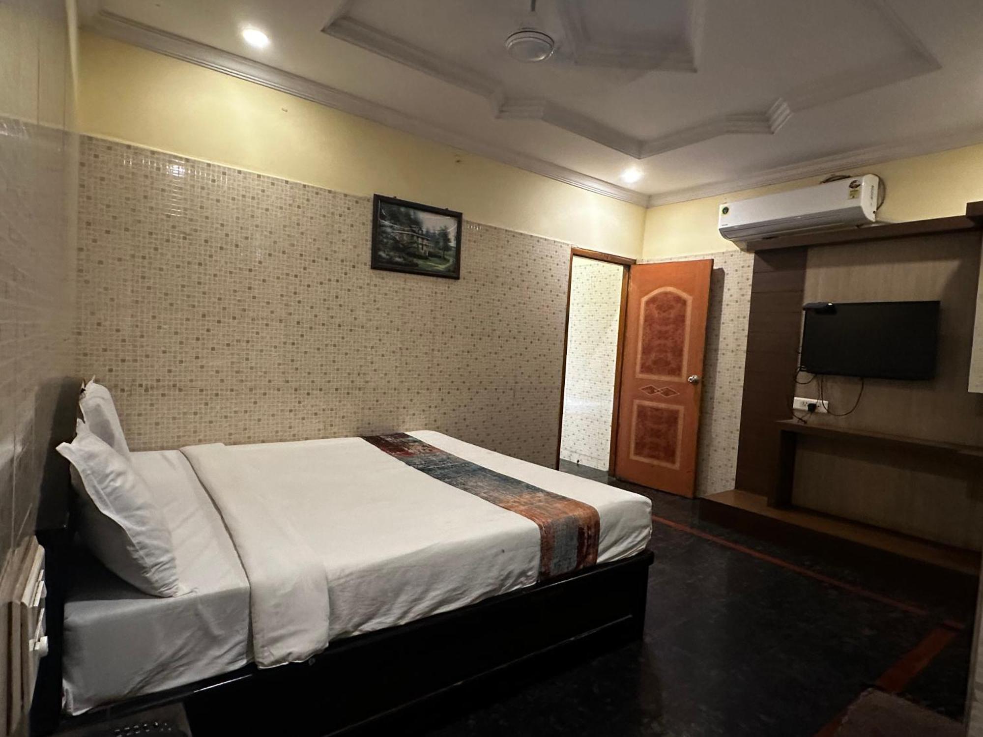 Hotel Tejasri Residency Виджаявада Экстерьер фото